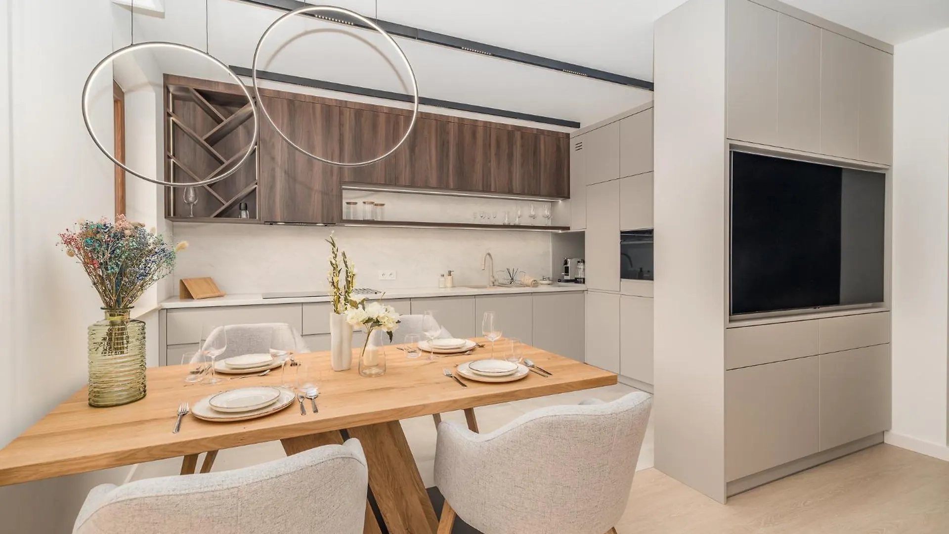 Apartment Krakow Prestige Suites - 61M2, Parking, Balcony, Workspace, Ac - By Rentujemy