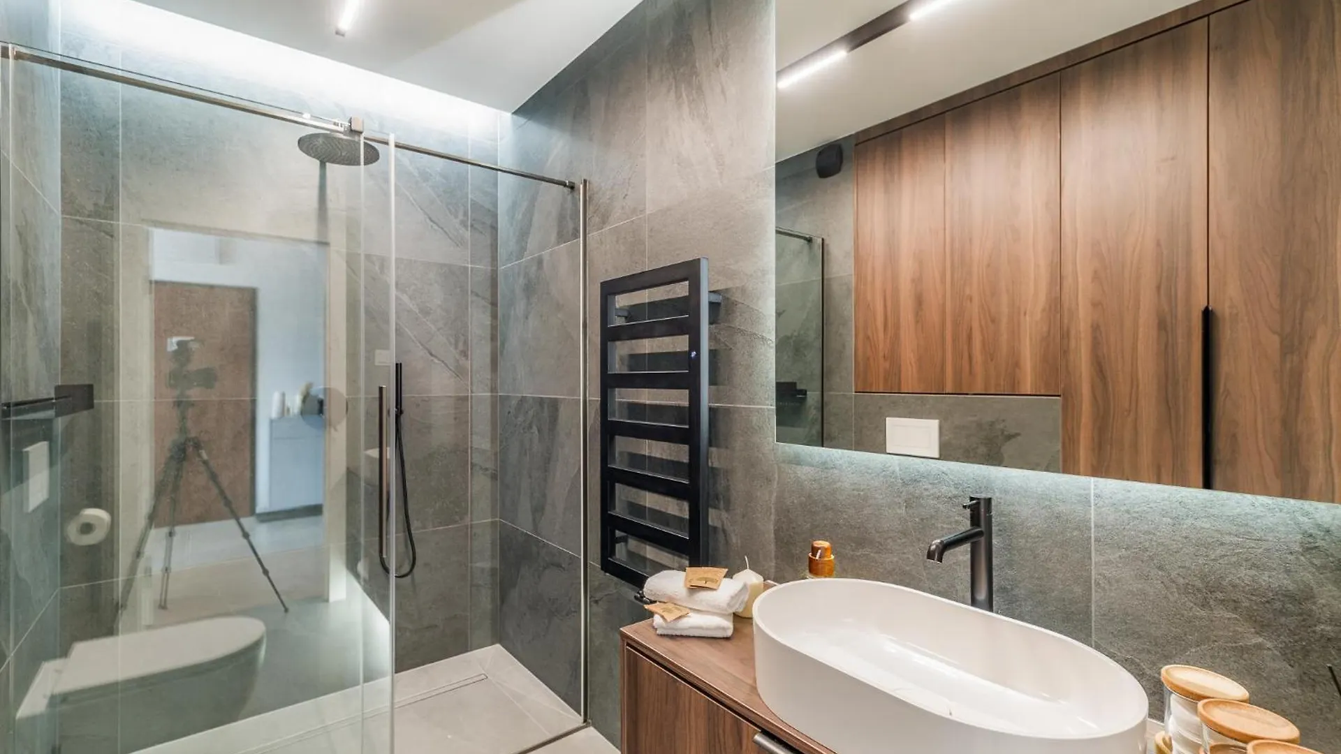 Krakow Prestige Suites - 61M2, Parking, Balcony, Workspace, Ac - By Rentujemy Apartment