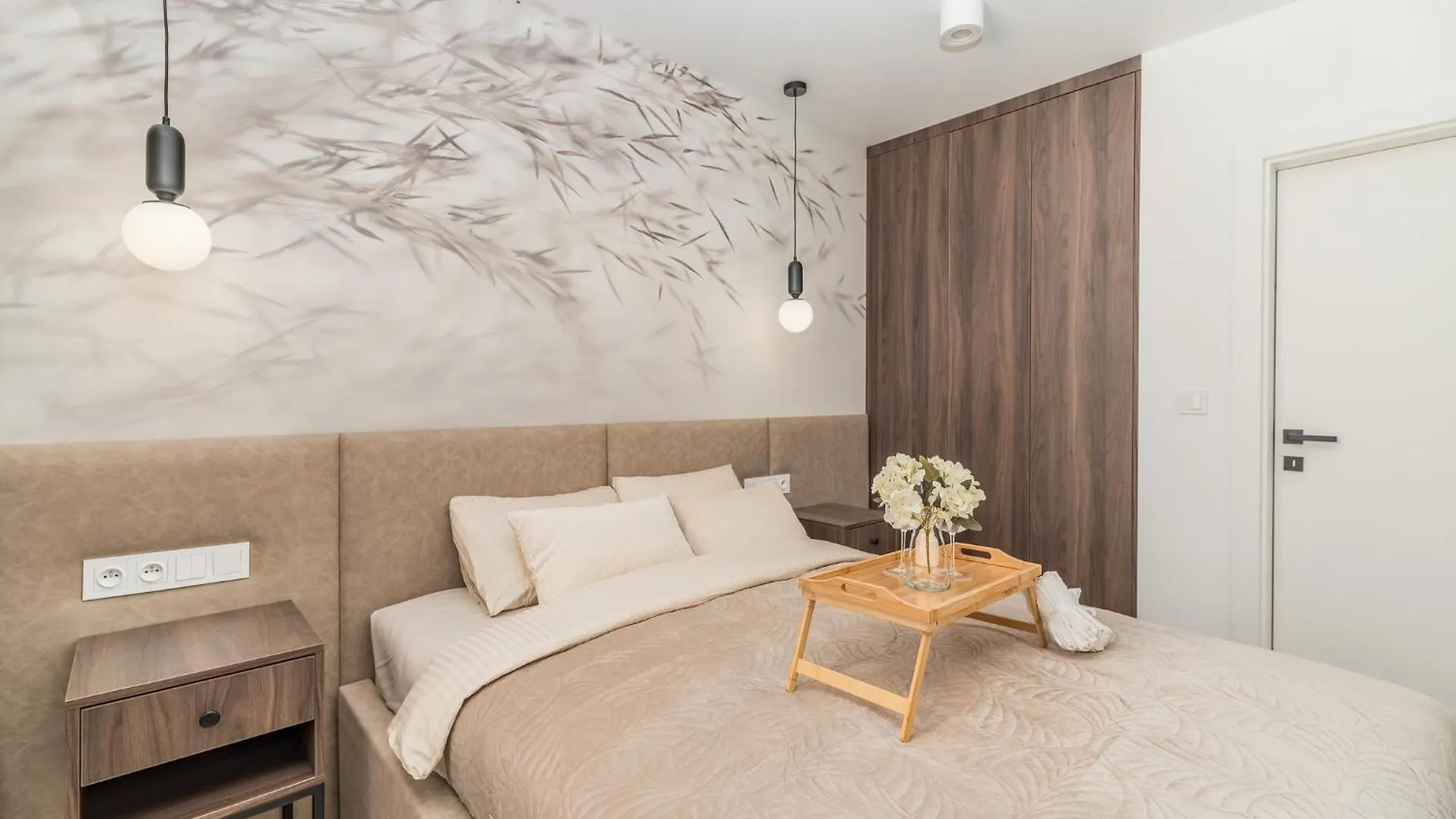 Krakow Prestige Suites - 61M2, Parking, Balcony, Workspace, Ac - By Rentujemy